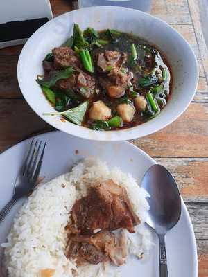 ขาหมู กะเตี๋ยว