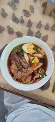 ขาหมู กะเตี๋ยว