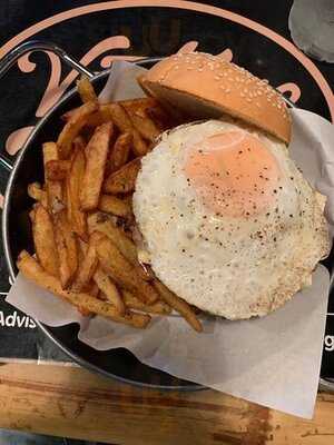 วินเทจ เบอเกอร์ เฟรนส์ แอนด์ บูซ