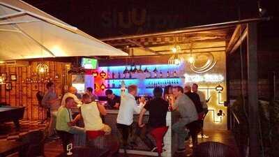 เบสิคคลับ ไวน์บาร์ & บิสโตร