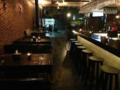 เบสิคคลับ ไวน์บาร์ & บิสโตร