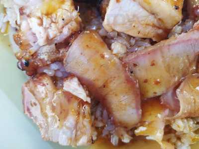 ข้าวหมูแดงหมูกรอบ หงษ์หยก