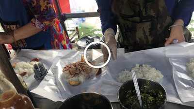 ข้าวหมูแดงหมูกรอบ หงษ์หยก