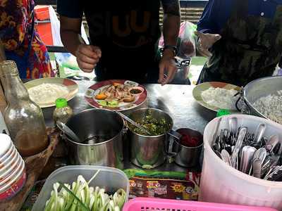 ข้าวหมูแดงหมูกรอบ หงษ์หยก