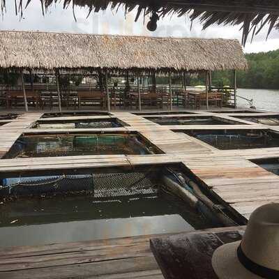 ร้านอาหารกระชังขนาบน้ำวิวซีฟู้ด