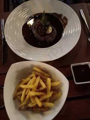 รายา เรสเตอรองท์ แอนด์ ไวน์ บีสโทร