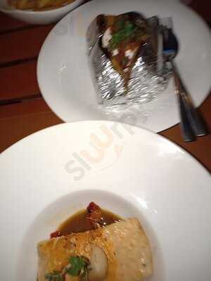 รายา เรสเตอรองท์ แอนด์ ไวน์ บีสโทร