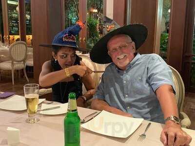 รายา เรสเตอรองท์ แอนด์ ไวน์ บีสโทร