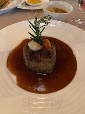 รายา เรสเตอรองท์ แอนด์ ไวน์ บีสโทร