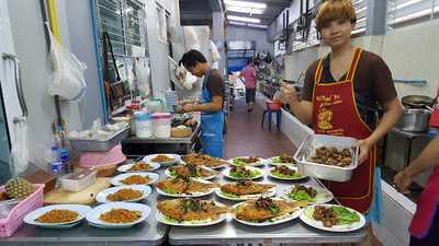 ร้านอาหาร เจ๊น้อยกระโทก