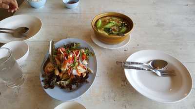 ร้านอาหาร ปลาเผาสลัดได