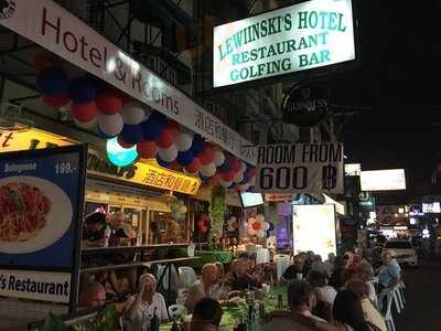 Lewinskis Golf Bar And Restaurant