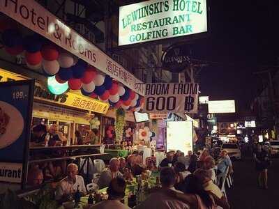 Lewinskis Golf Bar And Restaurant