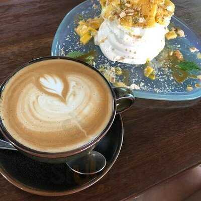 ทรี เทลส์ คาเฟ่