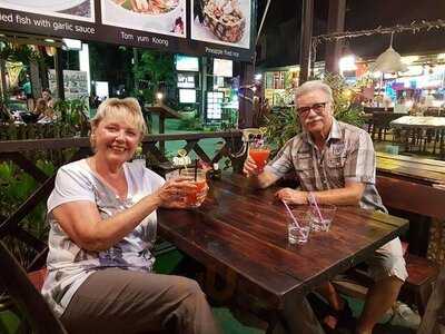 ร้านอาหาร ว้าว ไทยฟู๊ด แอนด์ พิซซ่า