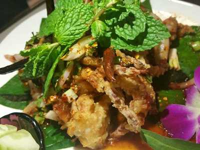 ร้านอาหาร บ้านฉลอง