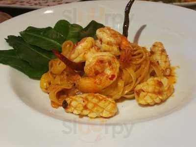 ร้านอาหาร บ้านฉลอง