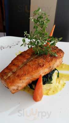 ร้านอาหาร บ้านฉลอง