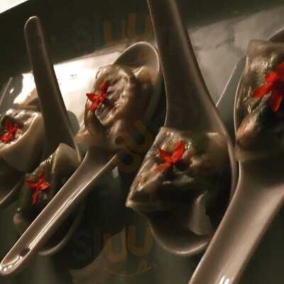 นั่ง กิน คุย