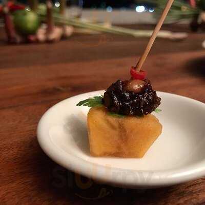 นั่ง กิน คุย