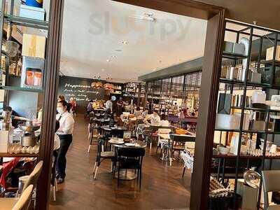 Greyhound Cafe (central Chidlom)