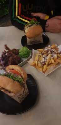 เพเพอร์บัทเทอร์ & เดอะเบอร์เกอร์