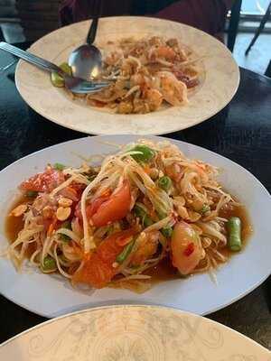 น้อยกว่าร้อย บาร์ แอนด์ เรสเตอรองท์