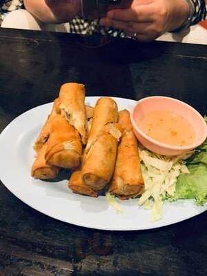 น้อยกว่าร้อย บาร์ แอนด์ เรสเตอรองท์