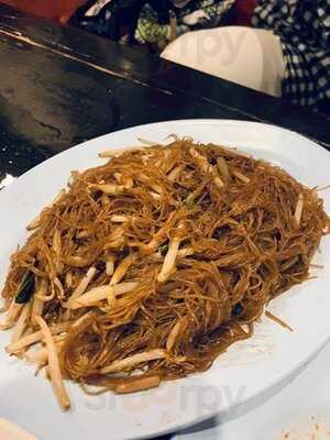 น้อยกว่าร้อย บาร์ แอนด์ เรสเตอรองท์