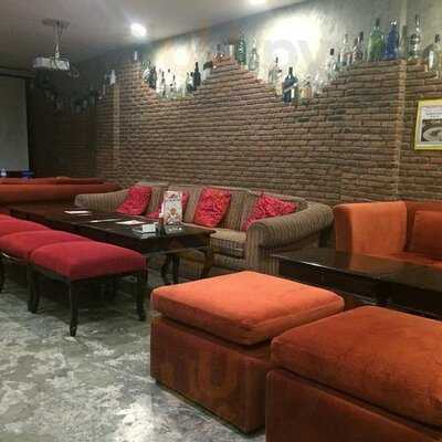 น้อยกว่าร้อย บาร์ แอนด์ เรสเตอรองท์