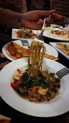 น้อยกว่าร้อย บาร์ แอนด์ เรสเตอรองท์