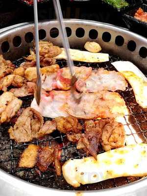 ภัตตาคารอาหารญี่ปุ่น อากะ