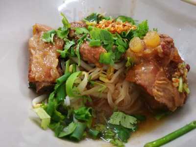 ก๋วยเตี๋ยวหมูตุ๋น อู๋จี๊