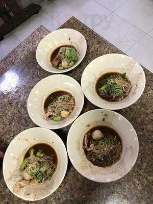 ร้านสุดยอดก๋วยเตี๋ยวเรือป๋ายักษ์