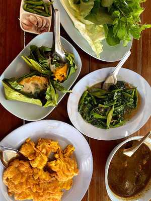 ลาบขมห้วยปู