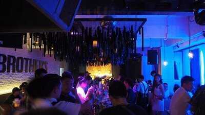 บราเธอร์ บาร์ แอนด์ เรสเตอร์รองท์