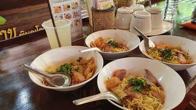 ก๋วยเตี๋ยวห้อยขาริมน่าน