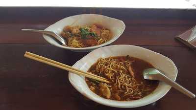 ก๋วยเตี๋ยวห้อยขาริมน่าน