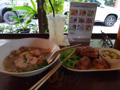 ก๋วยเตี๋ยวห้อยขาริมน่าน