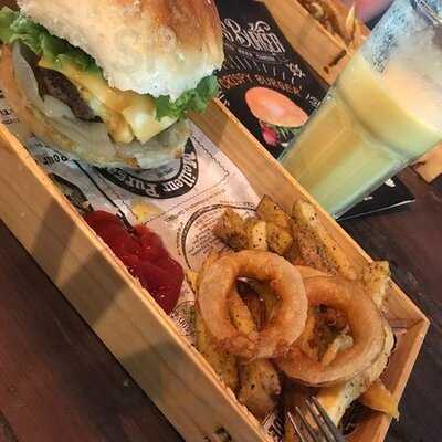 บูมส์ เบอร์เกอร์ แบ็กยาร์ด เบียร์