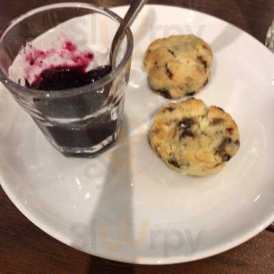 อิง แอนด์ ไลอ้อน คาเฟ่