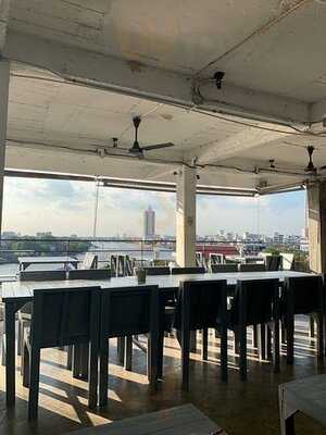 River Vibe Restaurant & Bar