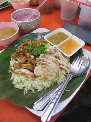 ข้าวมันไก่ต้มน้ำปลาจ่าตุ๊ - ห่อใบตอง