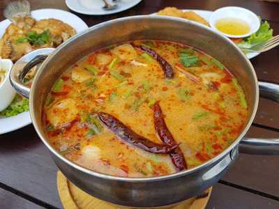 กินลมชมสะพาน