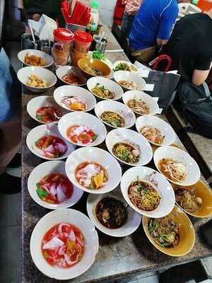 ร้านก๋วยเตี๋ยวเรือทอง