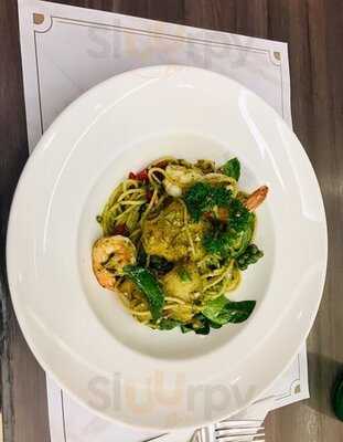 มิดทาวน์ ไทยบิสโทร เเอนด์ ไวน์บาร์