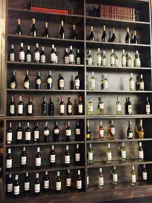 มิดทาวน์ ไทยบิสโทร เเอนด์ ไวน์บาร์