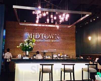 มิดทาวน์ ไทยบิสโทร เเอนด์ ไวน์บาร์