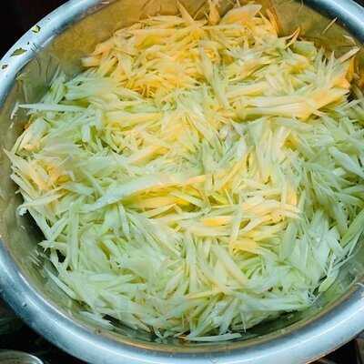 ลาบอุบล คนตระการ