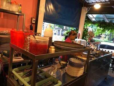 ร้านอาหาร ซิกซ์โอคล็อก (หกโมงเช้า)